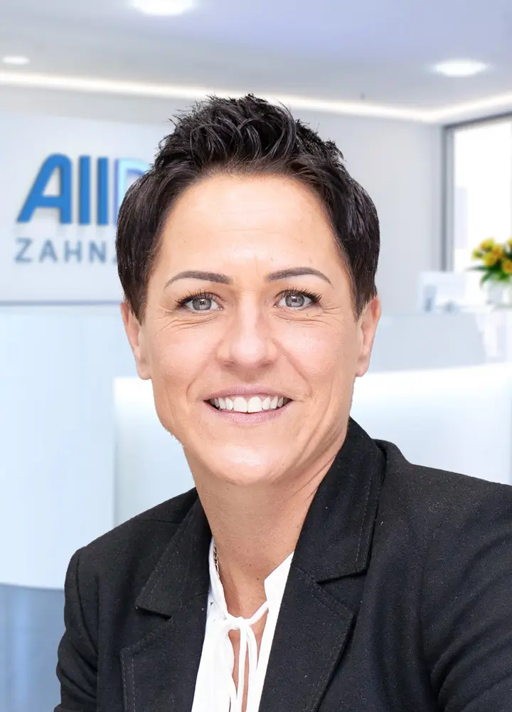 Portrait Klinikmanagerin Sandra Raynor (AllDent Wiesbaden)