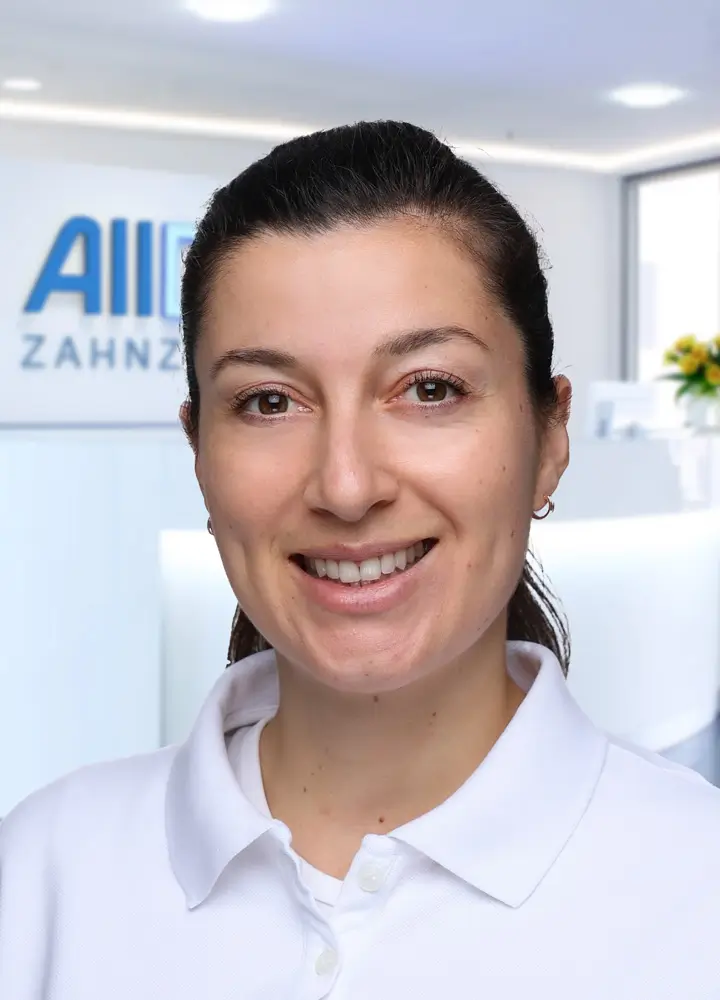 Portrait Oberärztin Frangis Johanna Nikfarjam (AllDent Wiesbaden)